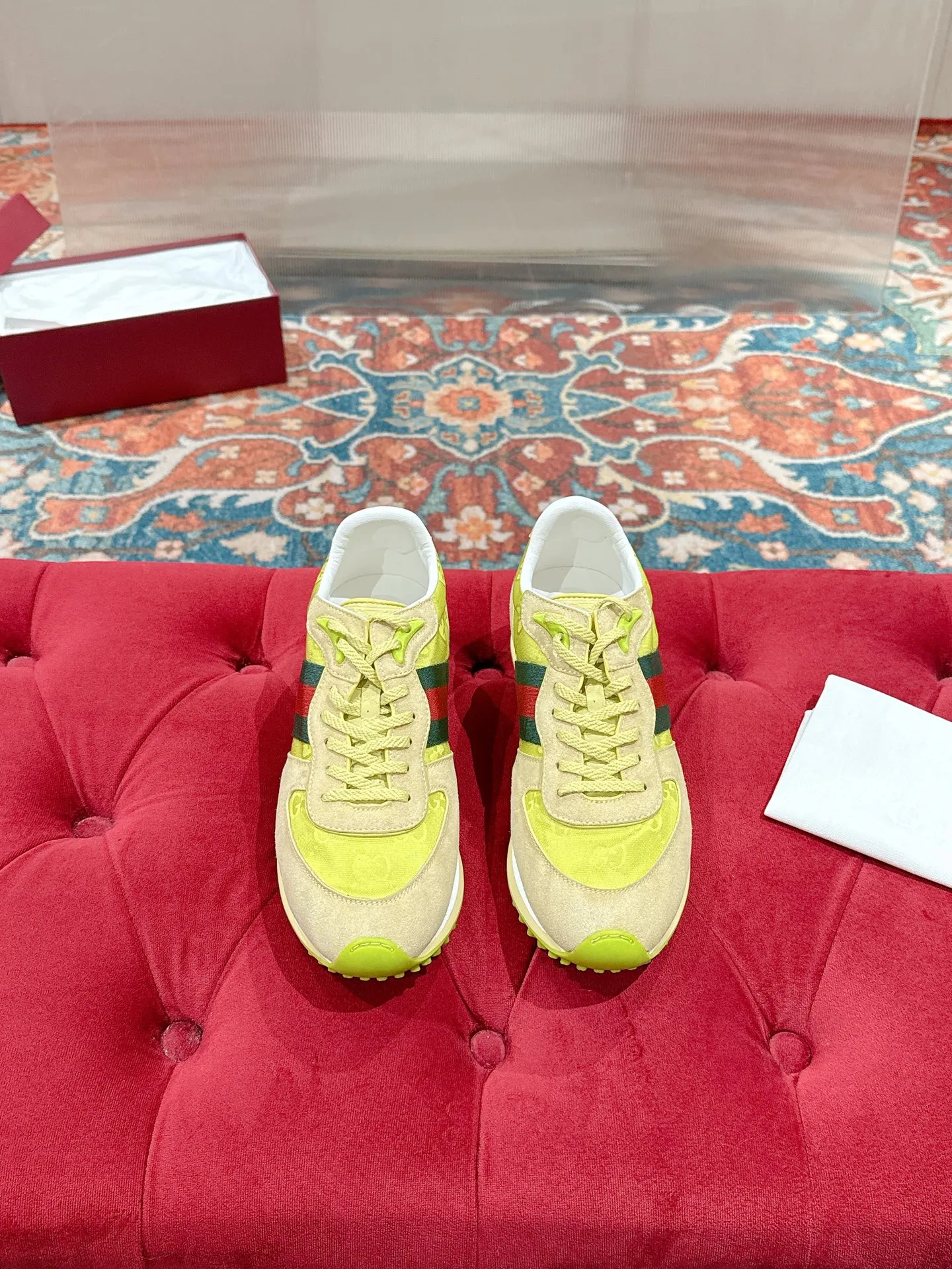 p700🐮🐮 GUCCI 2025 latest spring and summer catwalk style sports shoes Forrest Gump shoes 25 super popular show items with high appearance rate and many celebrities and Internet celebrities. The classic shoe design uses innovative stitching technology to create a water-like flowing texture. Super comfortable on the feet. Leather splicing and breathable logo fabric with classic green and red webbing embellishment. All show the brand tone (buttons are removable) original molded combination outsole ▪️Size: Male 39-44 (Male 45, customized, non-returnable)